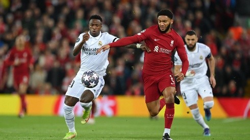 Vinícius Júnior ante Joe Gomez.