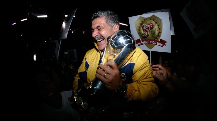 Tuca, con el trofeo obtenido en Pumas. (JAM Media)