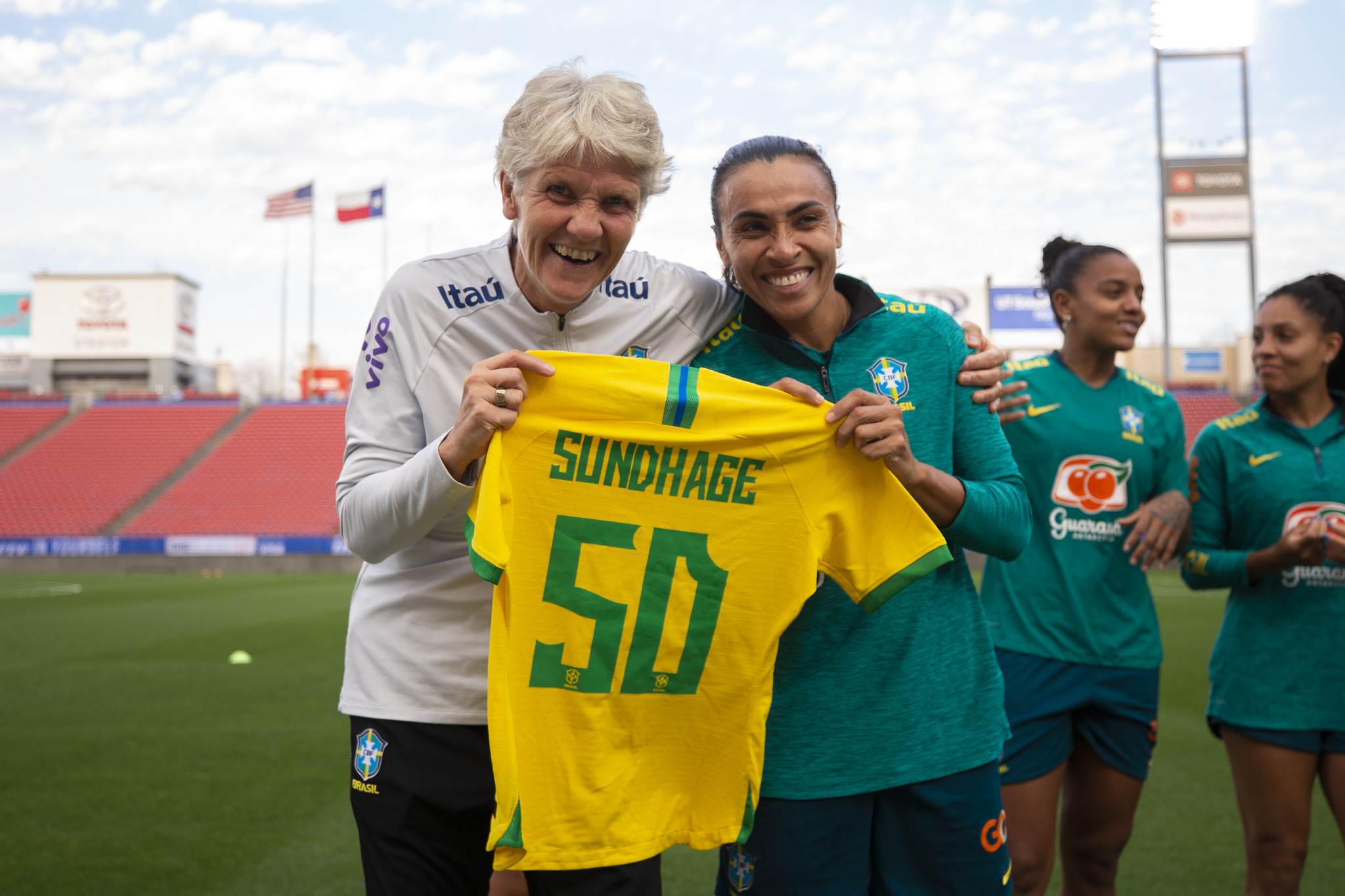 Pia Sundhage alcança marca importante e recebe homenagem da Seleção