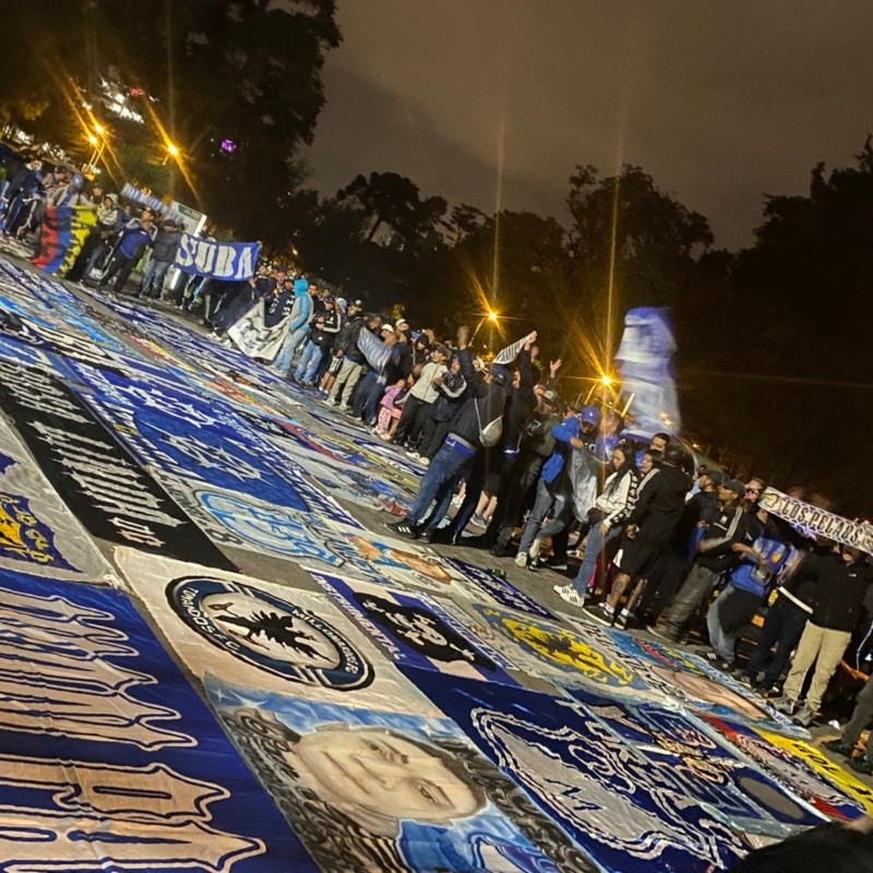 Así fue el impresionante banderazo de la hinchada de Millonarios en Ecuador