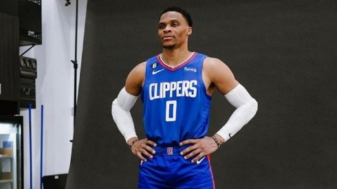 Russell Westbrook posando con el conjunto de Los Angeles Clippers.