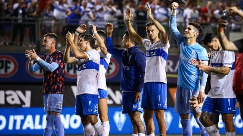 Católica buscará los tres puntos ante Palestino en Rancagua.