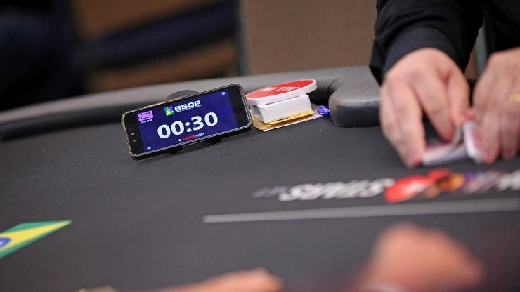 O "action clock" já agilizou os torneios de poker (Foto: Luis Bertazini/BSOP)