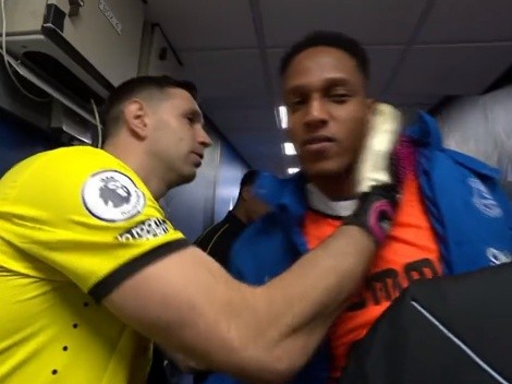 Video: el abrazo entre Yerry Mina y el 'Dibu' Martínez en la Premier League