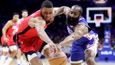 James Harden enfrentando a Jabari Smith Jr.