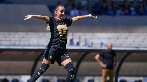 Paola Chavero en el festejo de su gol.