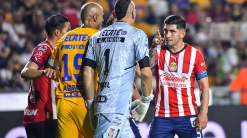 Víctor Guzmán tuvo un conato de bronca con el portero Nahuel Guzmán tras el gol de Ronaldo Cisneros
