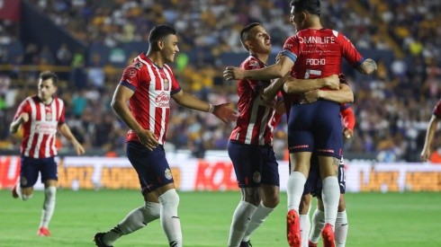Los compañeros alzaron a Víctor Guzmán tras iniciar la ejecución de la jugada del primer gol en el Volcán