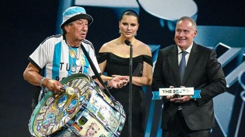 Tula recibiendo el premio representando a la hinchada argentina.