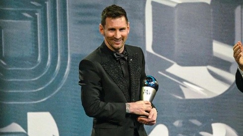 Lionel Messi junto al premio "The Best".