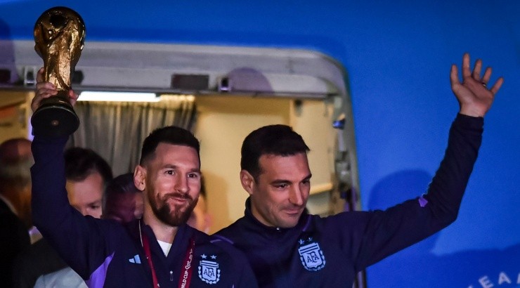 Lionel Messi y Lionel Scaloni al llegar a Buenos Aires con la Copa del Mundo. Getty Images.