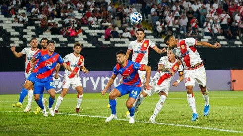 Curicó Unido debe remontar la llave ante Cerro Porteño en Paraguay.