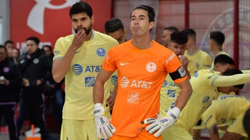 Néstor Araujo y Oscar Jiménez previo a un partido de la Copa Sky.