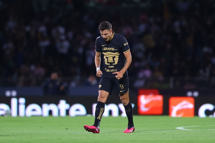 Ciudad de Mexico, 18 de febrero de 2023. Juan Dinenno en festejo de gol, durante el partido de la jornada 8 del torneo Clausura 2023 de la Liga BBVA MX, entre los Pumas de la UNAM y las Chivas Rayadas del Guadalajara, celebrado en el Estadio Olímpico Universitario. Foto: Imago7/ Eloisa Sánchez