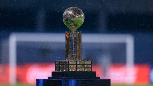 El trofeo de la Recopa Sudamericana.