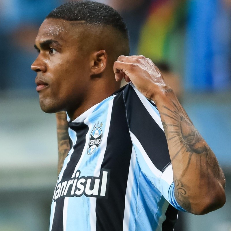 Douglas Costa traz quentinha sobre retorno ao Grêmio e agita torcida na web