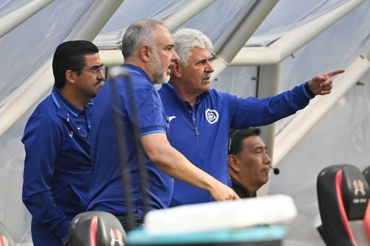 Ricardo Ferretti con sus auxiliares Joaquín Moreno y Guillermo Vázquez (foto: Imago7).