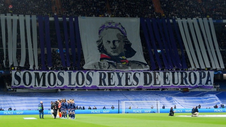 La lona que cubre una de las gradas del Estadio Santiago Bernabéu.