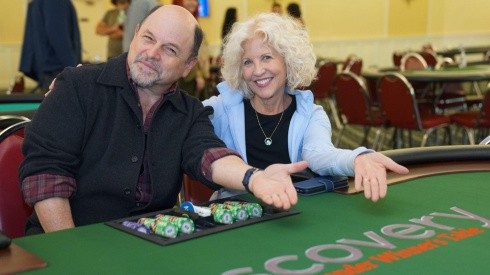 Jason Alexander e Nancy Allen em mesa de poker (Foto: Divulgação/WeSPARK)