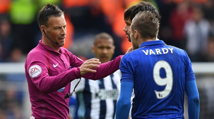 Referee Mark Clattenburg and Jamie Vardy of Leicester. (Shaun Botterill/Getty Images)