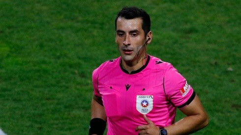 Véjar vuelve a estar en el ojo del huracán tras polémico arbitraje.