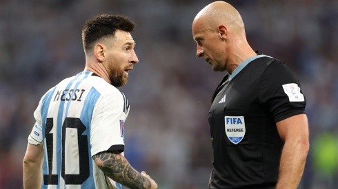 Lionel Messi of Argentina and referee Szymon Marciniak