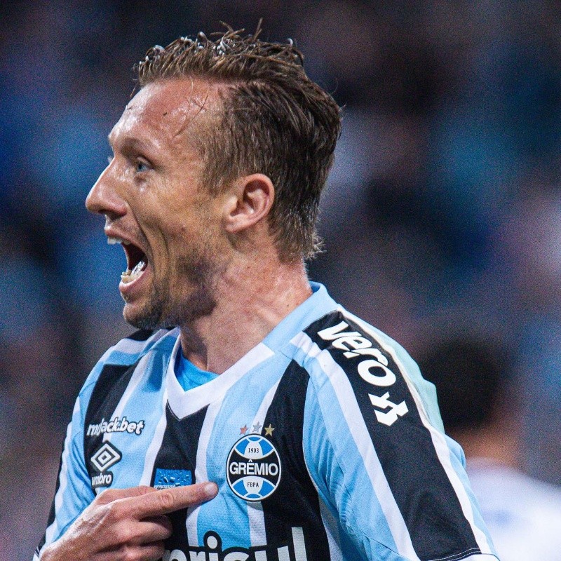 SINCERO! Lucas Leiva revela ter se surpreendido com Renato no Grêmio