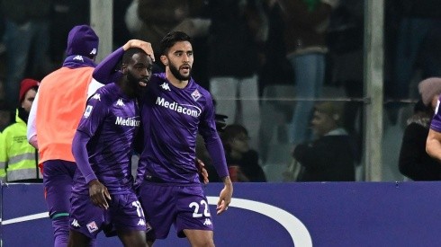 Festejo de gol de Fiorentina con González.