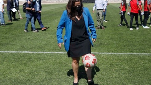 La ministra Alexandra Benado quiere que la ANFP agilice la situación del fútbol femenino.