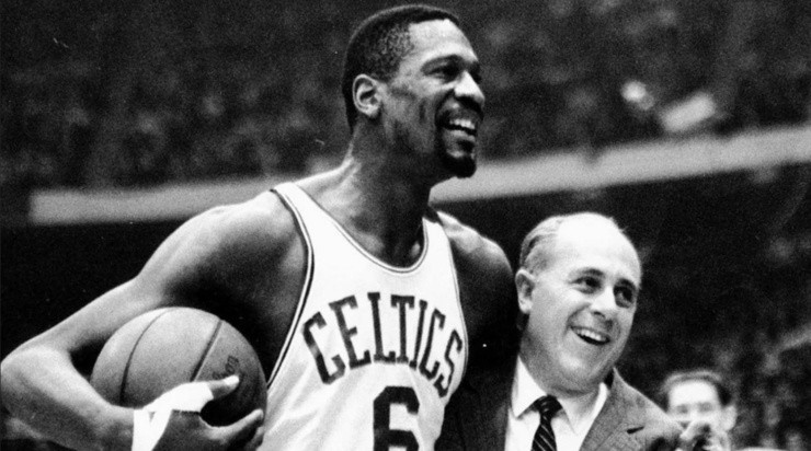 Russell y el DT Red Auerbach(Twitter)