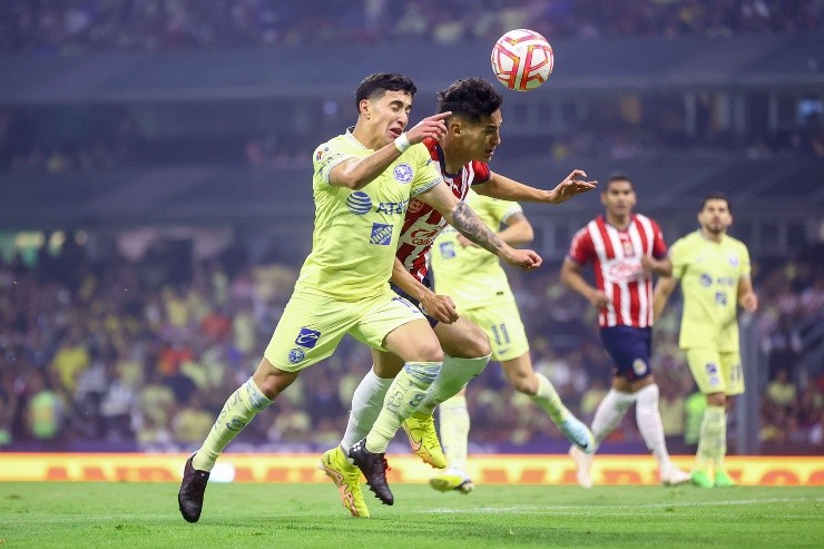 Alejandro Zendejas contra Jesús Orozco Chiquete en el clásico del Apertura 2022 (foto: Imago7).