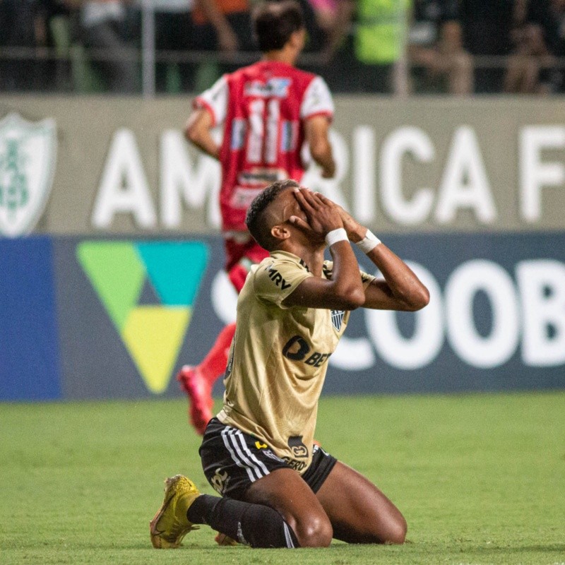 Pedrinho é 'excluído' e Coudet ousa com time inédito na Libertadores