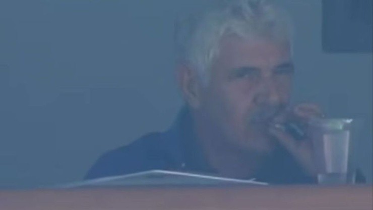 Ricardo Ferretti fumando en el Azteca