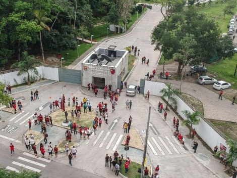 Manifestações em frente ao Ninho do Urubu ironizam situação do Flamengo