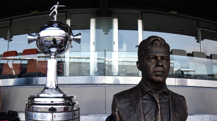 Marcelo Gallardo&#039;s statue at River Plate next to the Copa Libertadores. (Getty Images)