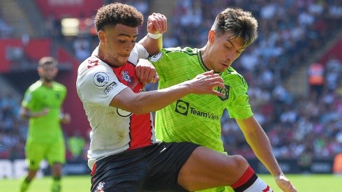 Che Adams of Southampton and Lisandro Martinez of Manchester United