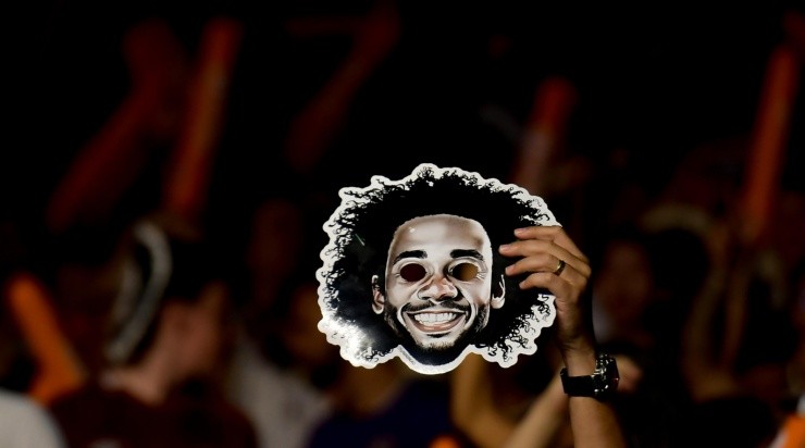 Foto: Thiago Ribeiro/AGIF - Torcida do Fluminense vestiu máscaras com o rosto de Marcelo