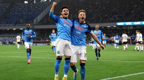 Festejo de gol de Napoli.