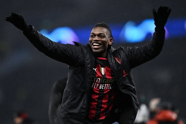 Rafa Leao y un curioso ‘follow’ a Memo Ochoa (IMAGO)