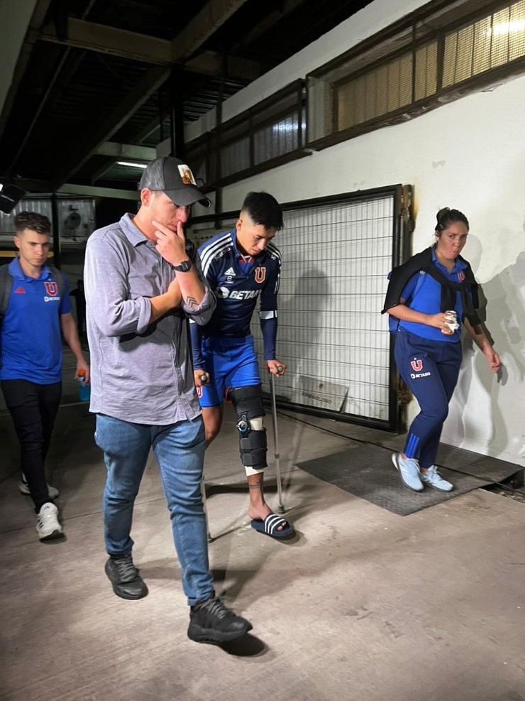José Castro salió en muletas en el Estadio Monumental | Foto: Cristián Fajardo - Bolavip 