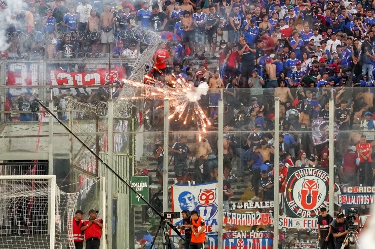 Los hinchas de la U sufrieron agresión por parte de los fanáticos de Colo Colo | Foto: Guillermo Salazar Los hinchas de la U sufrieron agresión por parte de los fanáticos de Colo Colo | Foto: Guillermo Salazar