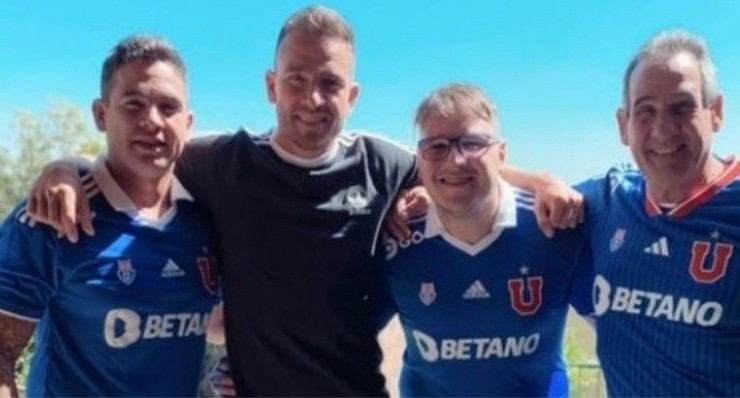 La familia de Matías Zaldivia con la camiseta de la U | Foto: Instagram 