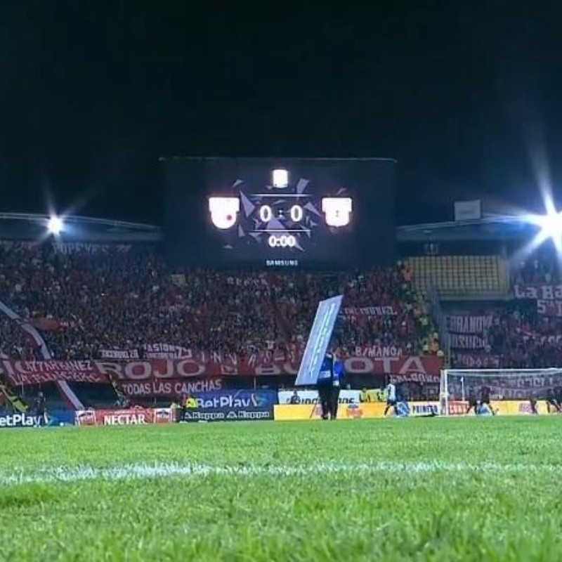 masivo acompañamiento de los hinchas del América en Bogotá