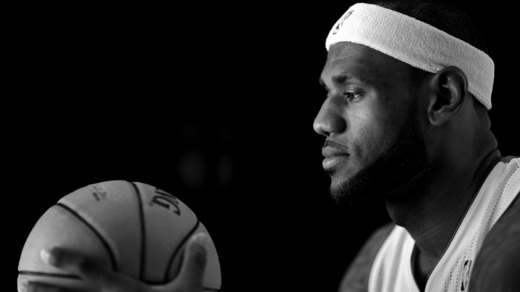 Dos en uno: la pelota y LeBron James, un amor para toda la vida