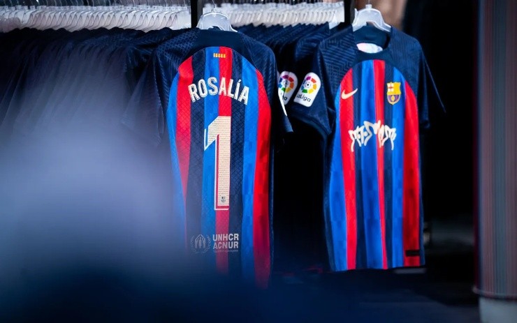 Rosalía cambia sus looks sofisticados por su camiseta del Barça: cuánto  cuesta y dónde comprarla