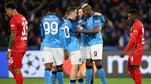 Napoli en festejo de gol sobre Frankfurt.