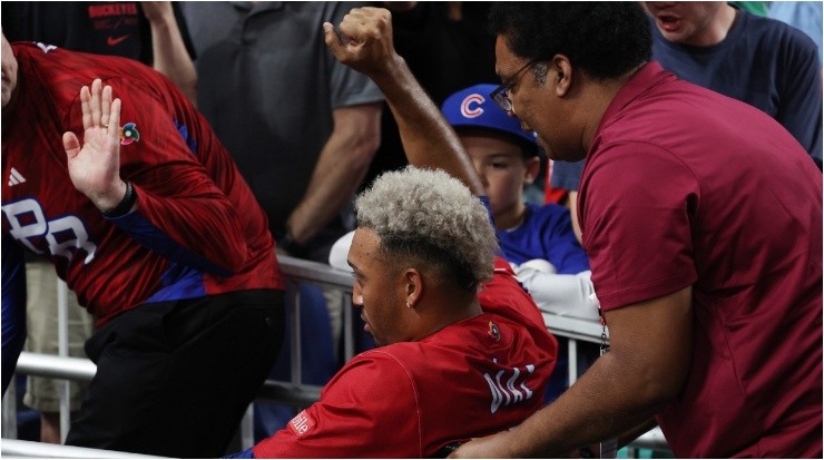 El cerrador de los Mets se retira lesionado y saluda al público. (Getty Images)