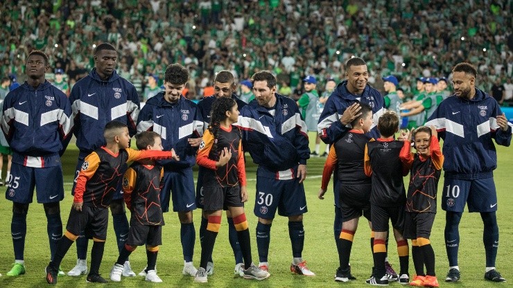 Equipo de PSG en partido amistoso.