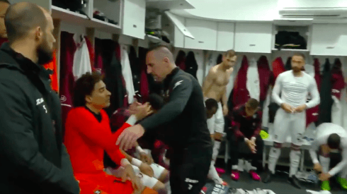 Ribery saluda a Ochoa antes del partido ante el Milan