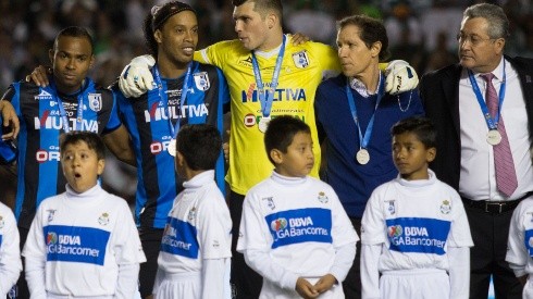 Tiago Volpi y Ronaldinho, juntos en Querétaro.